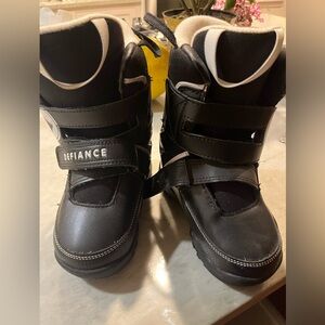 Snowboard boots child size 1 worn once